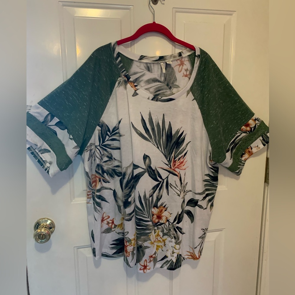 Women’s size 26/28 patterned t- shirt from Cato